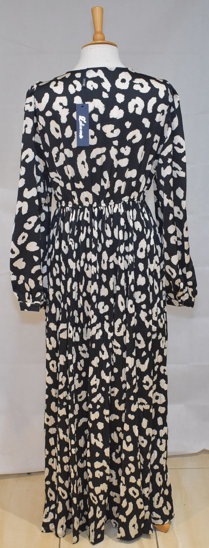 L'Olive Verte Printed V-Neck Button Up Maxi Dress in Black and White One Size