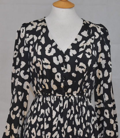 L'Olive Verte Printed V-Neck Button Up Maxi Dress in Black and White One Size