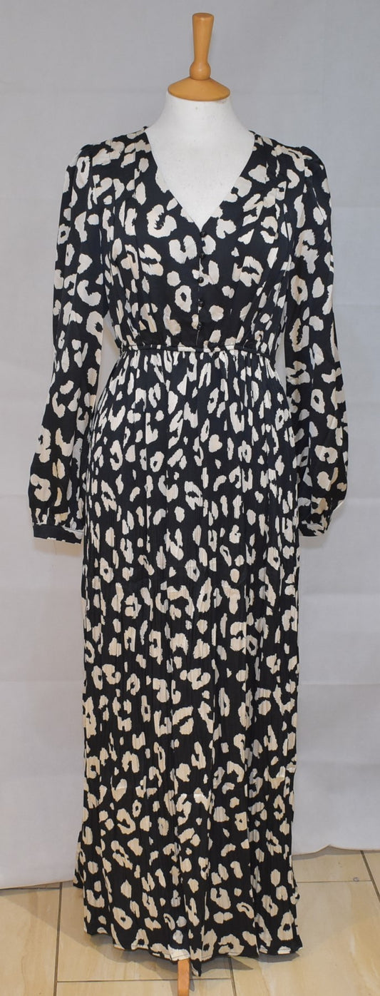L'Olive Verte Printed V-Neck Button Up Maxi Dress in Black and White One Size