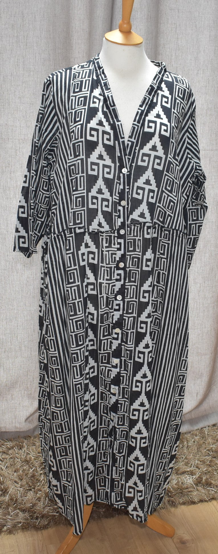 Stelle Geometric Stripe Pattern Front Button Detail Cotton Dress in Black One Size 16-24